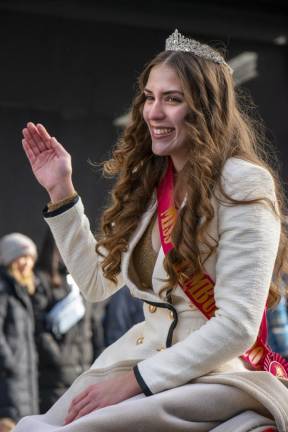 Miss Hamburg waves to the crowd.