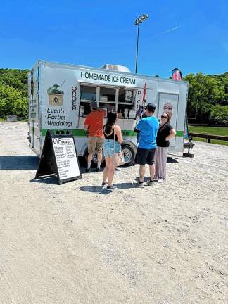 People line up for Green Valley Farms’ homemade ice cream. (Photo by Daniele Sciuto)