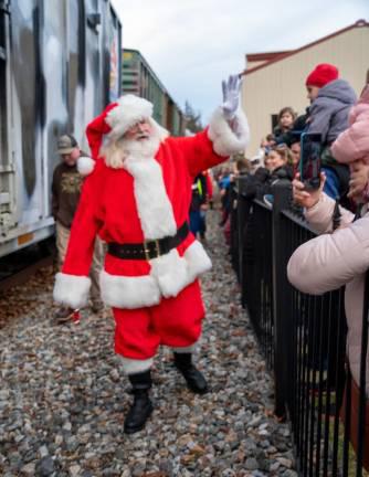 <b>Santa waves to the crowd waiting for him Dec. 9, 2023, at the Sparta Train Station. (File photo by Nancy Madacsi)</b>