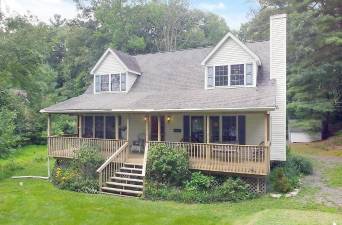 Four-bedroom lakefront cape has private dock