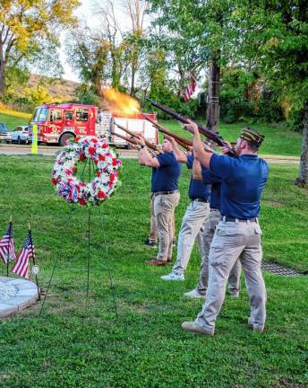 <b>VC4 Members of Veterans of Foreign Wars Post 8441 fire a gun salute.</b>