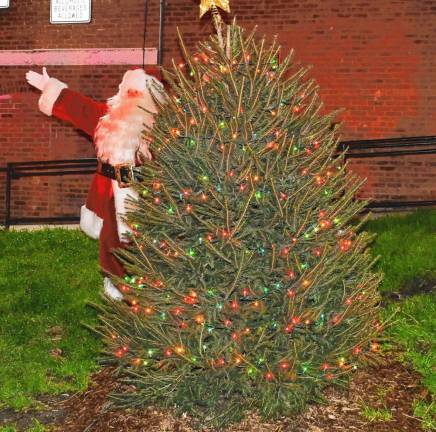 <b>Santa with the new Christmas tree that’s permanently located in Deckertown Commons Park. </b>