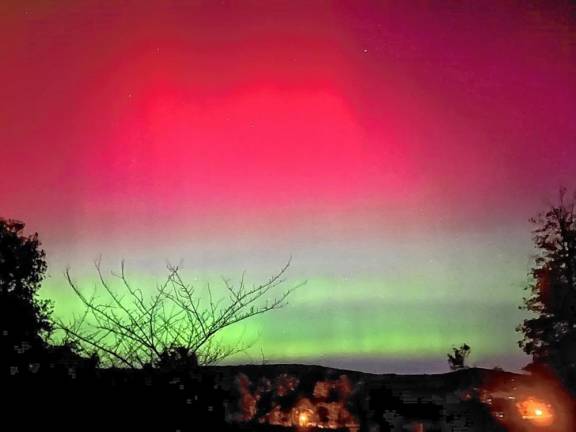 <b>The northern lights as seen about 10 p.m. Thursday, Oct. 11 from Hamburg. (Photo by Bill Truran)</b>