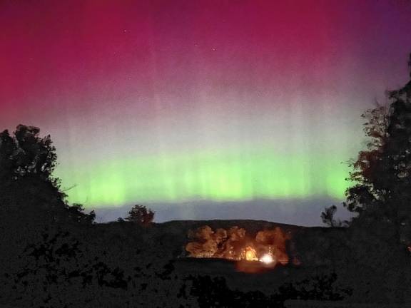 <b>The northern lights as seen about 10 p.m. Thursday, Oct. 11 from Hamburg. (Photo by Bill Truran)</b>