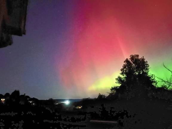 <b>The northern lights as seen about 10 p.m. Thursday, Oct. 11 from Hamburg. (Photo by Bill Truran)</b>