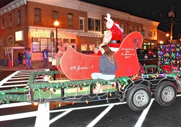 <b>Santa arrives with Sussex Fire &amp; EMS for the Christmas tree lighting.</b>