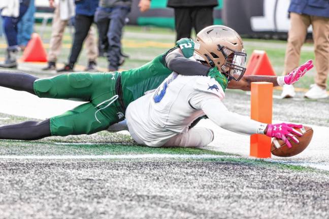 Pope John’s Tylik Hill reaches out for the pylon and scores his team’s first touchdown of the NJSIAA Non-Public, Group B championship Friday, Nov. 29 at MetLife Stadium. Hill made three touchdowns. The Lions lost to DePaul, 33-21. (Photos by Glenn Clark)