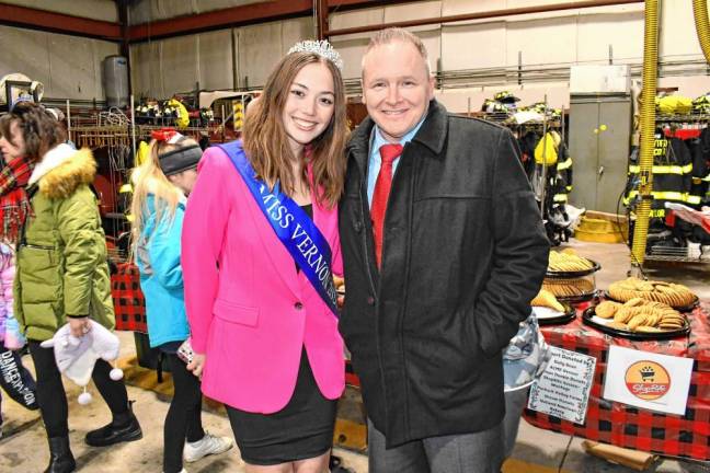 <b>Miss Vernon Mackenzie Rivier poses with Mayor Anthony Rossi.</b>