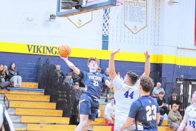 <b>Vernon's Tyler Dobrzynski (21) leaps during a shot in the third quarter. He scored five points and grabbed three rebounds.</b>