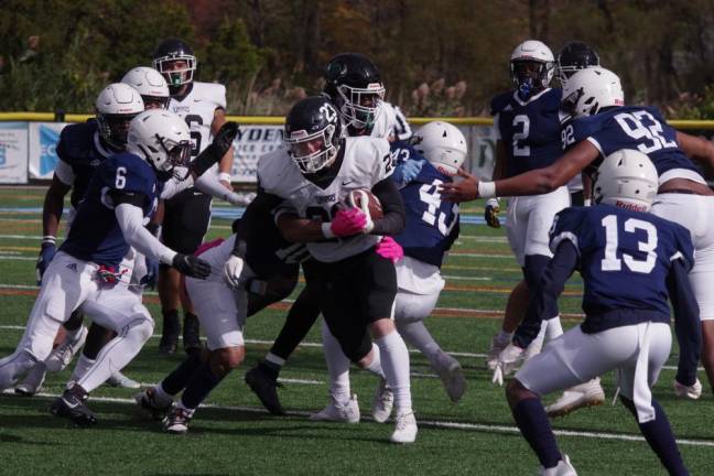 Hudson Valley ball carrier Bo Catherwood busts up the middle in the third quarter. (Photo by George Leroy Hunter)