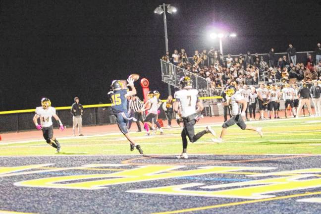 <b>FT1 A 15-yard touchdown reception by wideout Dean Grundy (15) gives Vernon a 14-0 lead over West Milford in the second quarter. The Vikings won, 21-0, at home Friday, Oct. 25. (Photos by George Leroy Hunter)</b>