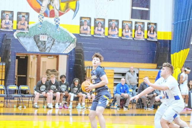 <b>Vernon's Michael Pecoraro looks up at the net just before taking a shot in the first half. He scored 11 points and grabbed five rebounds.</b>