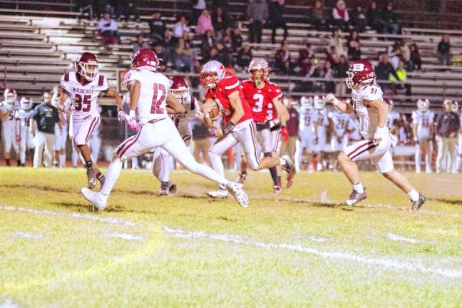 <b>High Point quarterback John Elko runs with the ball in the first quarter. He made two touchdowns. (Photo by George Leroy Hunter)</b>