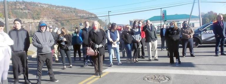 Shoppers listened to music and speeches in the brisk 31-degree weather. (Photo by Frances Ruth Harris)