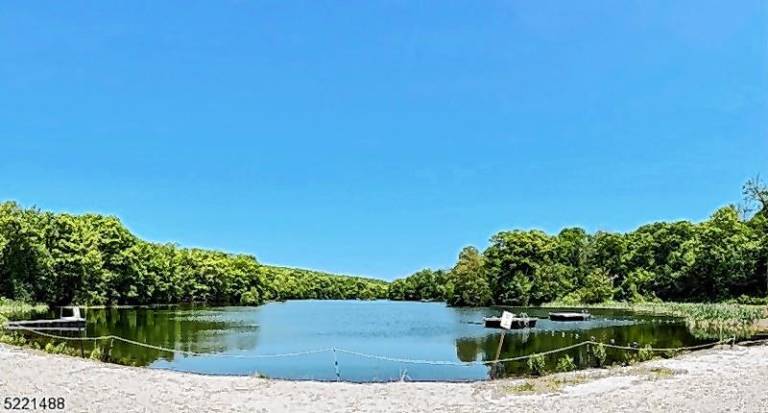 Welcome home to this Barry Lakes ranch